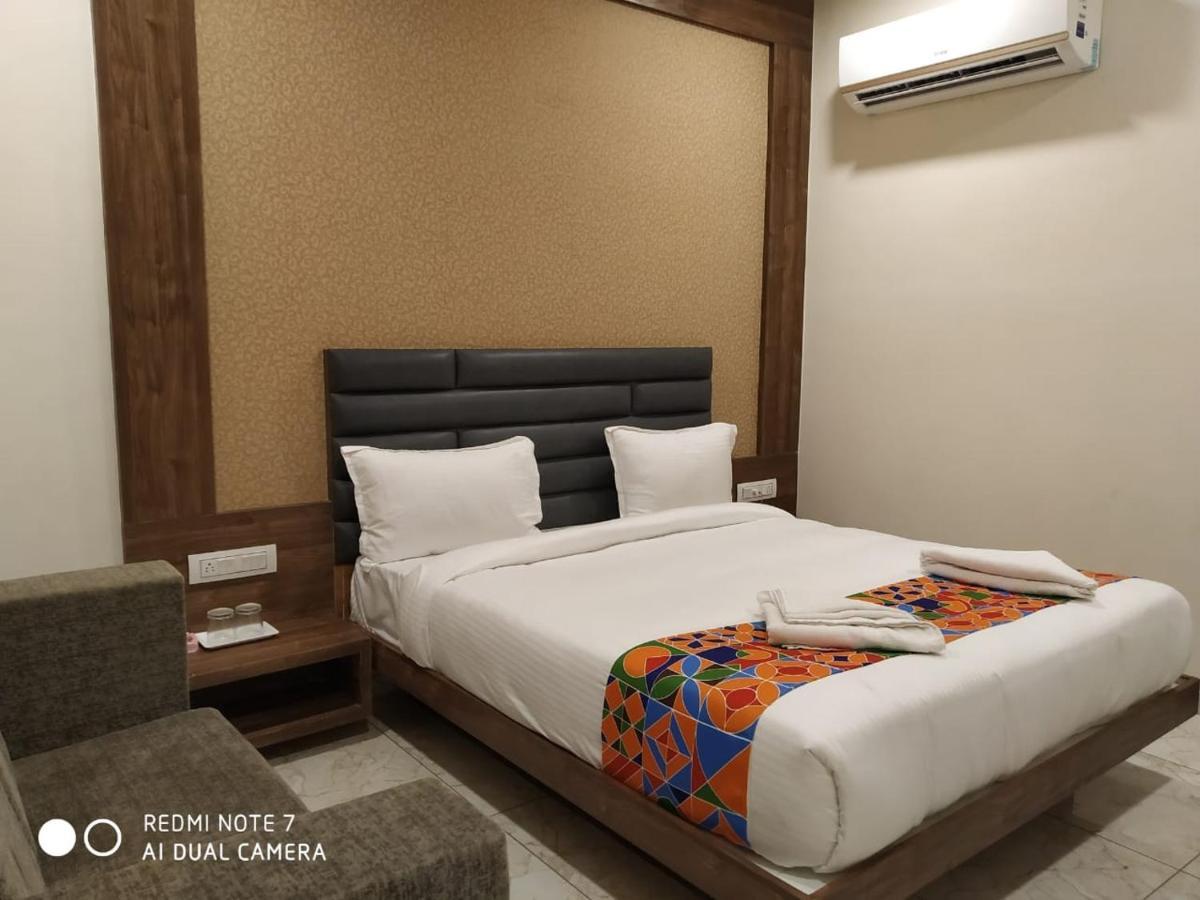 Hotel Krishna Palace Anand Exterior photo