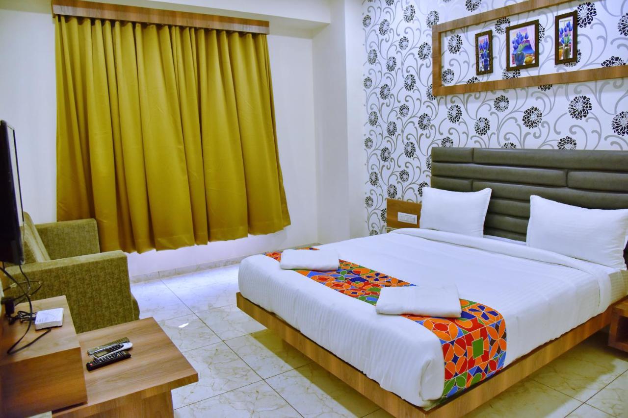 Hotel Krishna Palace Anand Exterior photo